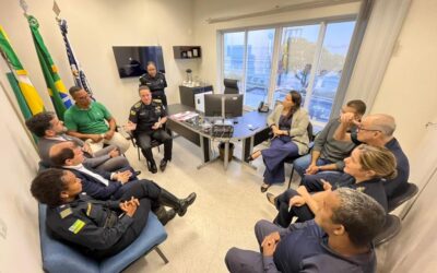 Nesta quinta-feira, 18, a Guarda Municipal de Aracaju (GMA), órgão vinculado a Secretaria Municipal da Defesa Social e da Cidadania (Semdec), recebeu a visita técnica de representantes da Secretaria Municipal de Segurança Cidadã e da Guarda Civil Municipal de Maceió, para conhecer a estrutura e as tecnologias empregadas na capital sergipana, como o sistema de videomonitoramento da GMA e o aplicativo SOS Maria da Penha.